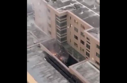 연기와 함께 불꽃이 보이는 휴스턴 중국 총영사관 내부. /트위터 화면캡처