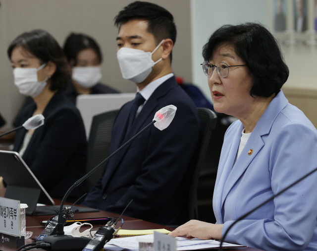 이정옥 여성가족부 장관이 17일 오후 정부서울청사에서 열린 여성폭력방지위원회 긴급회의에서 발언하고 있다. 이 장관은 이날 “최근 지자체, 공공기관 등에서 발생한 성희롱·성폭력 사건을 지켜보면서 성희롱, 성폭력 예방과 피해자 보호를 위한 주무부처 장관으로서 이러한 상황에 마음이 무겁고 깊은 책임을 통감하고 있다”고 밝혔다./연합뉴스