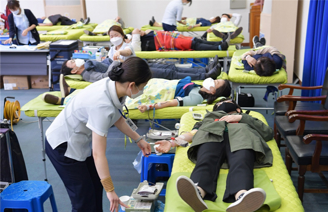 23일 부산시청 대회의실에서 ‘제3회 직원 헌혈의 날’이 열린다. 이날 행사에는 부산시와 부산경찰청 직원들이 참여한다. 사진은 제2회 직원 헌혈의 날 모습./사진제공=부산시