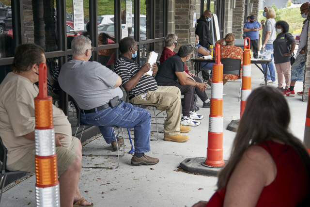 지난 15일(현지시간) 미국 네브라스카주 오마하의 일자리 센터 앞에 마스크를 착용한 구직자들이 사회적 거리두기를 위해 일정한 간격으로 떨어져 앉아 구직 상담을 기다리고 있다./AP연합뉴스