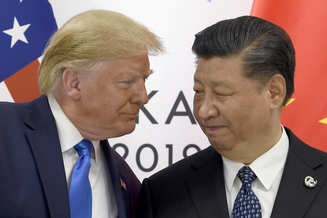 2019년 6월 일본 오사카에서 열린 G20 정상회의에서 도널드 트럼프 미국 대통령과 시진핑 중국 국가주석이 어색한 표정으로 눈빛을 교환하고 있다./연합뉴스