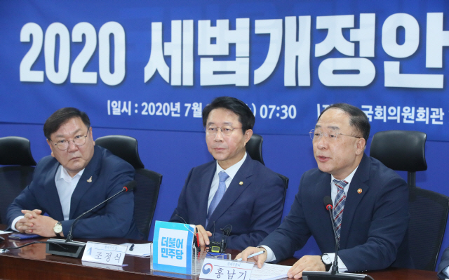 홍남기(오른쪽) 경제부총리가 22일 국회 의원회관에서 열린 ‘2020 세법개정안’ 당정협의에서 발언하고 있다./연합뉴스