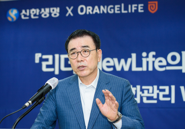 조용병 신한금융그룹 회장이 22일 서울 중구 오렌지라이프 본사에서 열린 ‘뉴라이프 변화관리 워크숍’에서 내년 7월 통합을 앞둔 신한생명·오렌지라이프의 경영진에게  통합 법인이 추구할 비전과 가치체계에 대한 열띤 논의를 당부하고 있다. /사진제공=신한생명