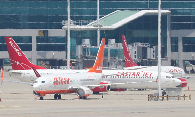 인천국제공항 주기장에 세워져 있는 제주항공과 이스타항공 여객기. /연합뉴스