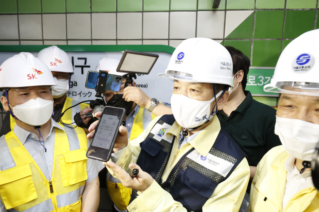 장석영(왼쪽 네번째) 과학기술정보통신부 2차관이 23일 새벽 을지로입구역의 지하철 5G 구축 현장을 찾아 데이터 다운로드 속도를 직접 스마트폰을 체크하며 현장에서 통신품질 점검을 하고 있다. /사진제공=과기정통부