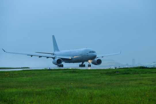 23일 오전 공군의 공중급유기가 이라크로 떠나기위해 김해공항에서 이륙을 준비하고 있다.   /사진제공=공군