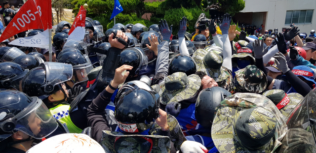 지난해 5월 31일 현대중공업이 주주총회 장소를 울산 동구 한마음회관에서 남구 울산대학교 체육관으로 옮기자 조합원들이 급하게 이동해 새 주총장 진입을 시도하고 있다. 이 과정에서 폭력이 발생했다. /서울경제DB