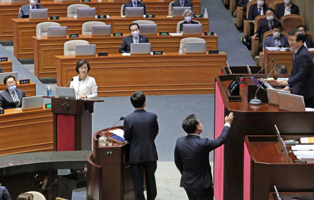 미래통합당 김태흠 의원이 22일 국회 본회의에서 열린 정치·외교·통일·안보에 관한 대정부질문을 하며, 박병석 국회의장에게 추미애 법무부 장관의 답변 태도를 문제 삼고 있다. /연합뉴스