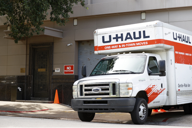 휴스턴 中총영사관 ‘이삿짐’  22일(현지시간) 미국의 폐쇄 통보로 문이 굳게 닫힌 텍사스주 휴스턴 주재 중국 총영사관 앞에 이사운송 업체 ‘유홀(U-HAUL)’ 트럭이 주차돼 있다. /EPA연합뉴스