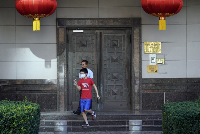 미국 텍사스 주 휴스턴의 중국 총영사관 방문객들이 22일(현지시간) 문 닫힌 영사관 앞에서 발길을 돌리고 있다./AP연합뉴스