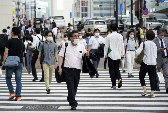 22일 일본 도쿄에서 사람들이 마스크를 착용한 채로 신주쿠거리를 지나고 있다. /EPA연합뉴스