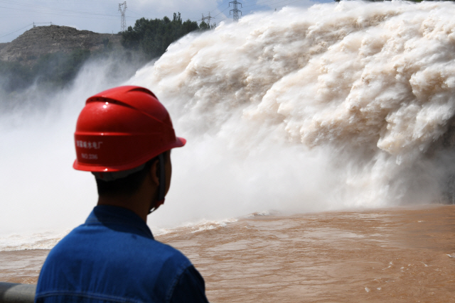 지난 21일 중국 서북부 간쑤성 란저우 인근 류자샤댐에서 물줄기가 쏟아지고 있다. /신화연합뉴스