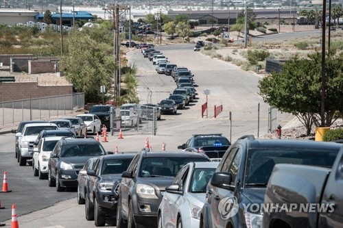 미국 텍사스 주에서 코로나19가 급속히 확산하고 있는 가운데 지난 21일(현지시간) 엘파소의 ‘SISD 학생 종합운동장’에 마련된 코로나19 드라이브스루 검사소 앞에 차례를 기다리는 주민들의 차량이 길게 늘어서 있다./AFP연합뉴스