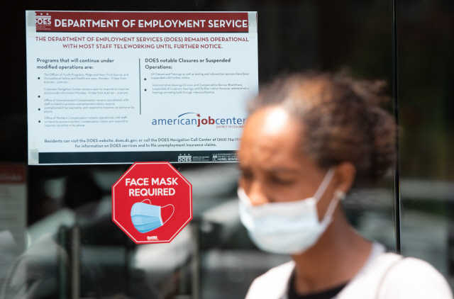 지난 16일(현지시간) 실업수당을 받기 위해 미국 워싱턴DC의 고용 서비스 기관을 찾은 한 여성. /AFP연합뉴스