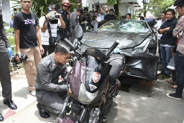 2012년 9월 3일 태국 방콕에서 경찰이 레드불 창업주의 손자인 오라윳 유위디아가 운전한 페라리가 들이받은 경찰관의 오토바이를 통해 사건을 재현하고 있다. /AP연합뉴스