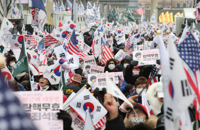 박근혜 전 대통령의 생일인 지난 2월 2일 오후 서울 남대문 앞에서 열린 보수단체 집회에서 참석자들이 박 전 대통령 석방을 요구하고 있다. /연합뉴스