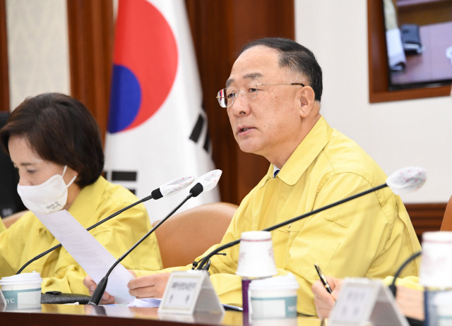 홍남기 '수도권 공급대책 조속히 마련'…이재명·정경두까지 참석해 '발굴'