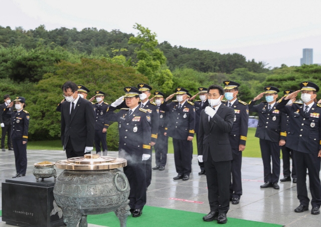 김창룡(가운데) 신임 경찰청장이 24일 서울 동작구 국립현충원을 방문해 거수경례를 하고 있다./사진=경찰청