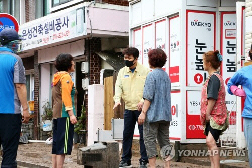 23일부터 24일까지 내린 비로 수해가 난 경북 영덕군 강구면 오포리에서 24일 주민이 이희진 영덕군수(가운데)에게 강하게 항의하고 있다./연합뉴스