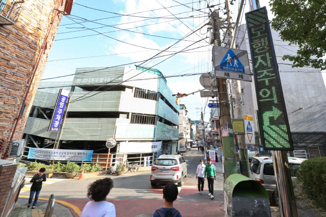 서울 금천구 독산2동 마을공원 앞에 설치된 ‘인공지능 보행자 알림이’ 모습./사진제공=금천구