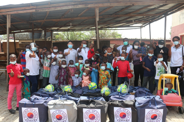 코이카(한국국제협력단)가 지난 6월 25일 나이지리아 수도 아부자에 위치한 디바인 운즈(Divine Wounds) 고아원에 코로나19 긴급대응을 위한 식량과 위생용품을 전달했다./사진제공=코이카