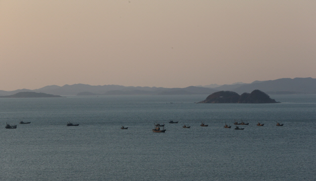 지난해 10월 오후 인천시 옹진군 연평면 인근 해상에서 중국어선들이 불법조업을 하기 위해 해가 지기를 기다리고 있다./연합뉴스