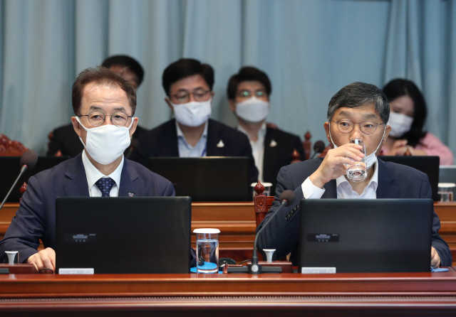 김사열 국가균형발전위원장(왼쪽)과 강현수 국토연구원장이 20일 오후 청와대에서 열린 수석·보좌관 회의에 참석해 앉아 있다. /연합뉴스