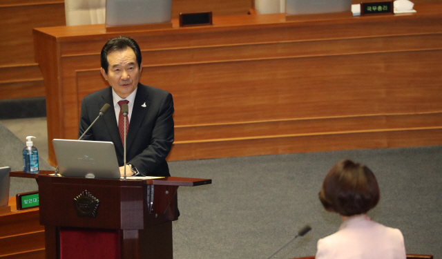 정세균 국무총리가 24일 국회 본회의에서 진행된 교육·사회·문화에 관한 대정부 질문에서 질의에 답하고 있다./연합뉴스