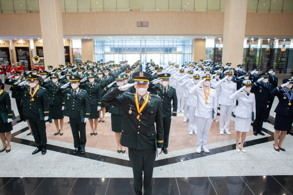 24일 육군종합행정학교에서 열린 제94기 법무사관 임관식에서 신임 법무장교들이 경례를 하고 있다.   /사진제공=육군