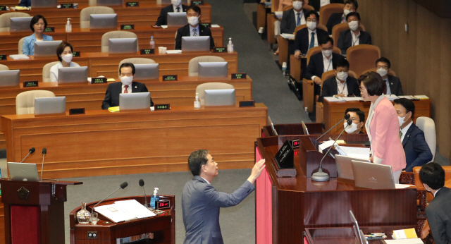 곽상도 미래통합당 의원이 24일 국회에서 진행된 교육·사회·문화에 관한 대정부 질문에서 추미애 법무부 장관의 답변에 대해 김상희 국회 부의장과 이야기하고 있다. /연합뉴스