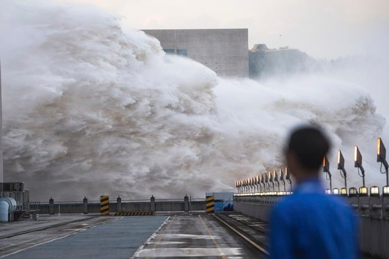 19일 중국 양쯔강 싼샤댐에서 물을 방류하고 있다./AFP연합뉴스