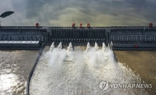 중국 후베이성 이창에 위치한 세계 최대 수력발전 댐인 싼샤댐이 19일 수위 조절을 위해 방류하고 있다./신화연합뉴스