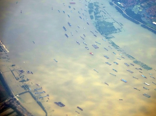 지난 22일 중국 양쯔강 후베이성 구간에서 많은 화물선들이 지나고 있다./연합뉴스