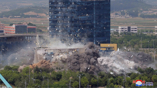 북한이 지난달 16일 개성 남북공동연락사무소 건물을 폭파했다./연합뉴스