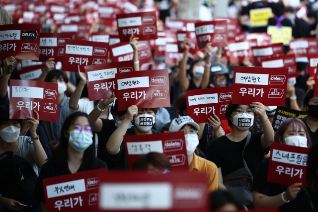 지난 10일 서울 지하철 2호선 서초역 앞에서 ‘손정우 미국 송환 불허에 분노한 사람들’에 참여한 시민들이 사법부를 규탄하는 집회를 열고 있다. /연합뉴스