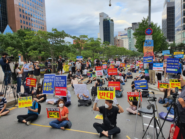 부동산 대책에 분노한 시민들이 25일 서울 중구 예금보험공사 앞에서 집회를 열고 있다./권혁준기자