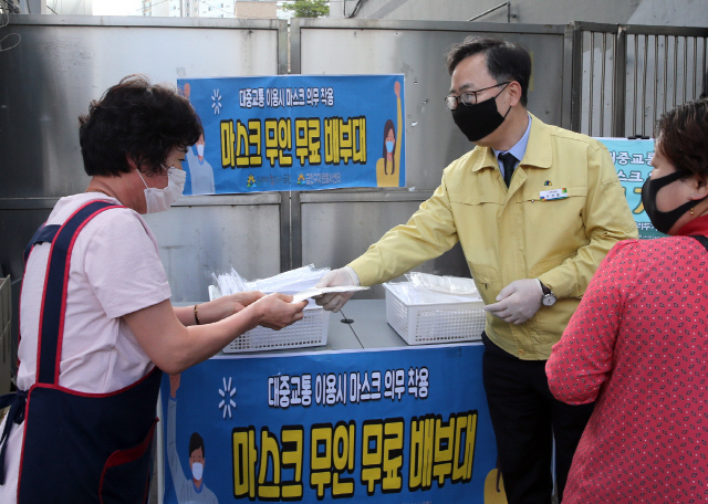 유성훈(가운데) 금천구청장이 지난달 금천구 법원단지 앞 보도에서 진행된 ‘대중교통 이용시 마스크 의무 착용’ 캠페인 행사에 참석해 주민들에게 마스크를 나눠주고 있다./사진제공=금천구