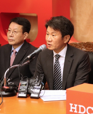 정몽규(오른쪽) HDC그룹 회장이 지난해 11월 아시아나항공 인수 우선협상대상자 선정 관련 기자회견을 하고 있다./서울경제DB
