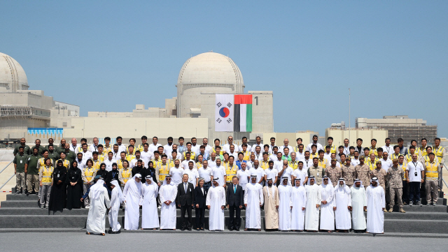 지난 2018년 아랍에미리트(UAE)를 공식 방문한 문재인 대통령이 모하메드 빈 자이드 알 나흐얀 왕세제와 함께 한국이 건설한 바라카 원전 1호기 앞에서 기념 촬영을 하고 있다. /연합뉴스