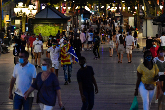 코로나19가 재확산하고 있는 스페인 바르셀로나에서 25일(현지시간) 사람들이 마스크를 착용한 채 람블라스 거리를 걷고 있다. /AFP연합뉴스