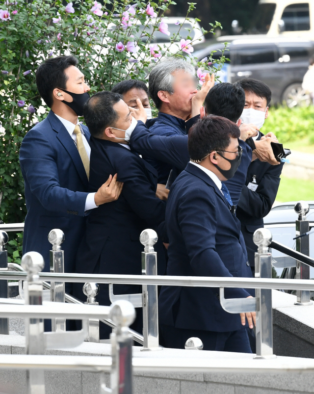 16일 오후 국회에서 열린 제21대 국회 개원식 연설을 마치고 나온 문재인 대통령을 향해 한 시민이 규탄 발언을 하고 신발을 던지자 경호원들이 제지하고 있다./권욱기자