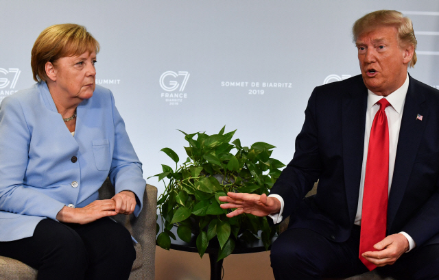 지난해 8월 25일(현지시간) 프랑스에서 열린 주요7개국(G7) 정상회담에서 만난 앙겔라 메르켈(왼쪽) 독일 총리와 도널드 트럼프 미국 대통령./AFP연합뉴스
