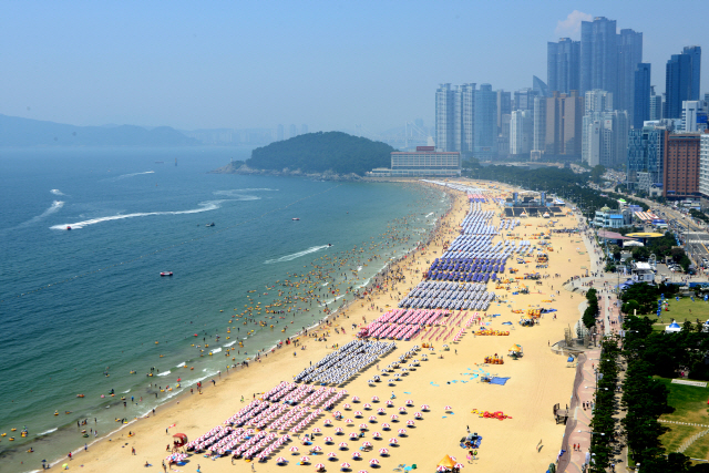 부산 해운대해수욕장에서 단속경찰관의 ‘마스크 착용’ 지시에도 불구하고 마스크를 쓰지 않고 흡연과 욕설을 한 남성이 경찰에 입건됐다.해운대해수욕장 전경./사진제공=해운대구