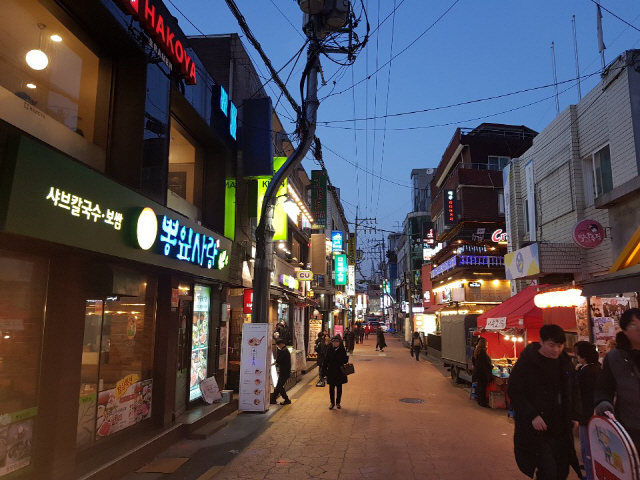 서울 동작구는 지역 골목상권 활성화를 위해 간판디자인 등을 개선하는 사업을 추진하고 있다./사진제공=동작구