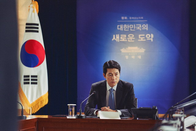 오는 29일 개봉하는 영화 ‘강철비2 : 정상회담’ 스틸컷. 배우 정우성이 한국 대통령 한경재를 맡았다.