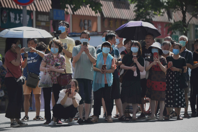 27일 중국 청두 주재 미국 총영사관 앞에서 중국인들이 총영사관의 폐쇄 과정을 지켜보고 있다./AFP연합뉴스