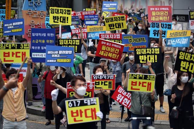 ‘6·17 규제 소급적용 피해자 구제를 위한 모임’ 등 정부의 부동산대책에 반대하는 시민 5,000명이 지난 25일 서울 종각역 인근에 모여 항의하고 있다./연합뉴스