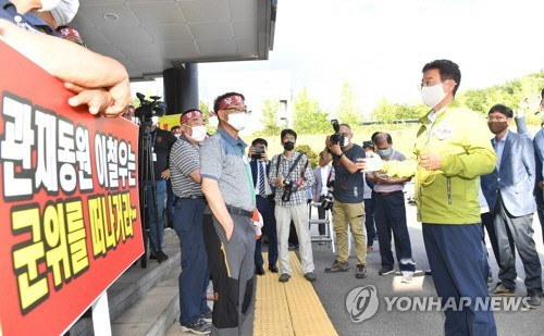 군위군민을 설득하고 있는 이철우 경북도지사./연합뉴스