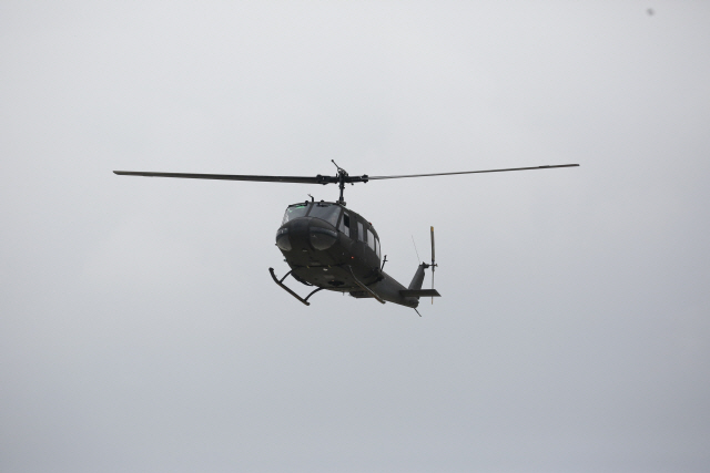 27일 제17항공단 203항공대대에서 열린 UH-1H퇴역식 행사에서 UH-1H 헬기가 고별비행을 하고 있다.   /사진제공=육군