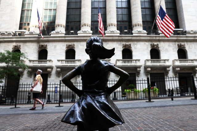 미국 뉴욕증권거래소(NYSE) 앞에 세워진 ‘겁 없는 소녀상’ /AFP연합뉴스